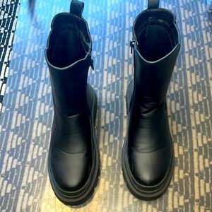 Pre- owned- zip up rain/ utility boot. Sz 6